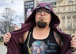 Cinco tiros para el caricaturista de Putin, exiliado en Polonia