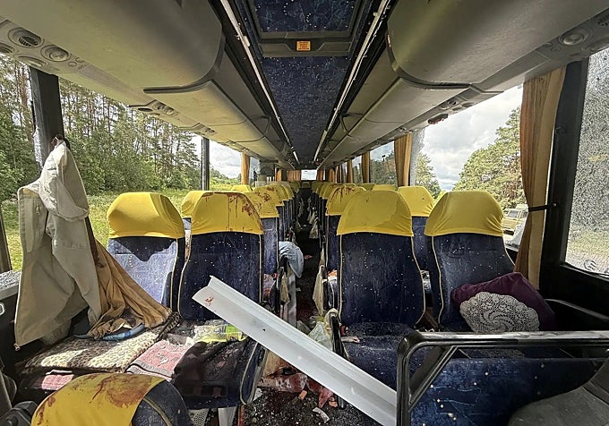Interior del autobús atacado.