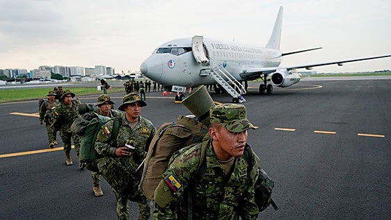Ecuador permitirá despliegue de militares extranjeros en el país y les dará inmunidad