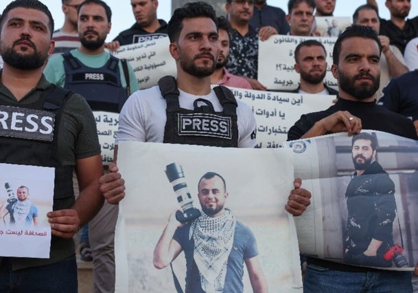 Reporteros sirios protestando por la liberación de  uno de sus compañeros, Bakr al Kassem
