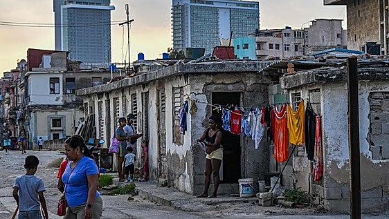 Cuba se abre al capitalismo con el mayor paquete económico en décadas, aunque mantiene el control político