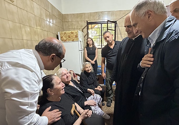 El doctor Abou Nader, de la ONG Nawraj, viajó a Qlayaa para dar el pésame a la familia Karam por la muerte del padre y sus dos hijos, víctimas colaterales de un ataque israelí.