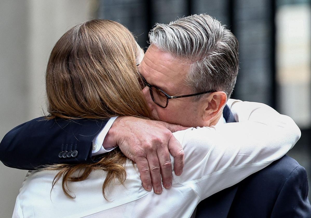 Starmer dimite como primer ministro del Reino Unido asediado por la presión interna laborista
