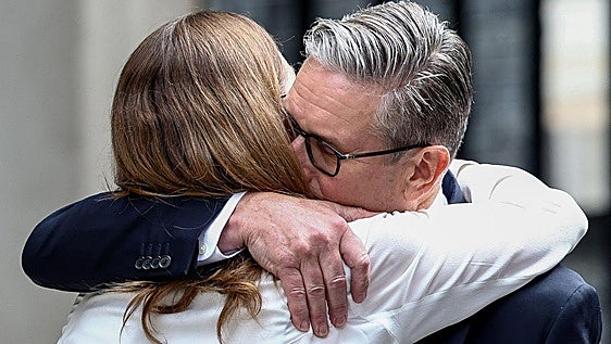 El primer ministro abraza a su esposa tras anunciar su renuncia