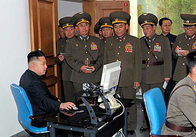 Desde hace décadas, las operaciones en el ciberespacio están directamente ligadas a la supervivencia del régimen. En esta imagen, en segunda fila y el segundo por la derecha, aparece Jang Song-thaek, tío político de Kim Jong-un, purgado y ejecutado en 2013.