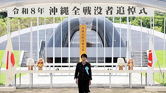Manifestantes pacifistas abuchean a la primera ministra japonesa en un acto de la Segunda Guerra Mundial