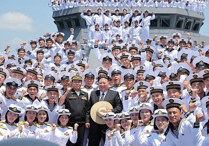 Kim Jong-un, posando con los soldados de la Armada.