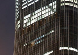 Una avioneta se estrella contra el edificio más alto de Pekín