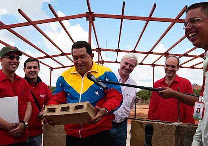 Hugo Chávez, pone uno de los primeros ladrillos de su Gran Misión Vivienda Venezuela