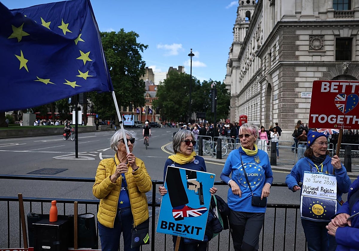 Los partidarios de volver a la Unión Europea creen que el Brexit fue un tiro en el pie para el Reino Unido.