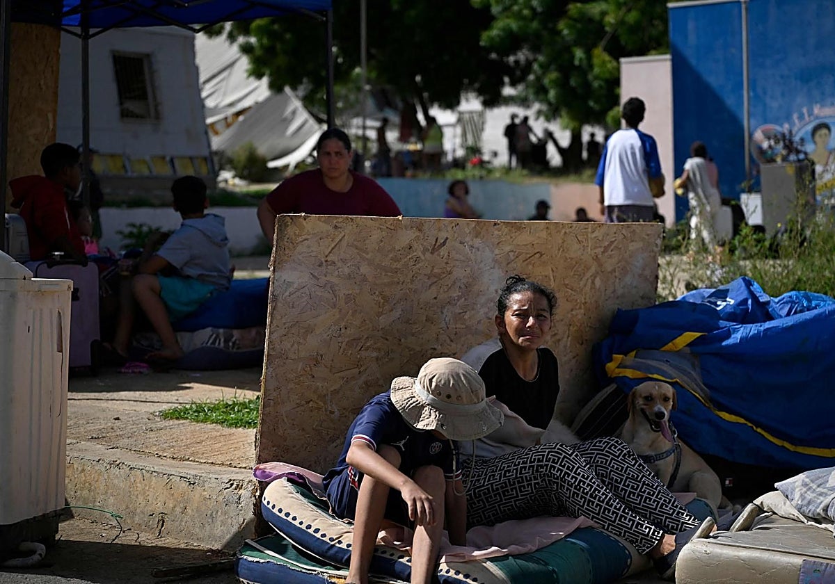 Las familias desalojadas de sus edificios llevan tres días viviendo en la calle, como esta de Catia La Mar, en La Guaira