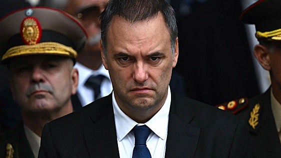 De estrella a lastre en el Gobierno de Milei: Adorni dimite por los escándalos de corrupción