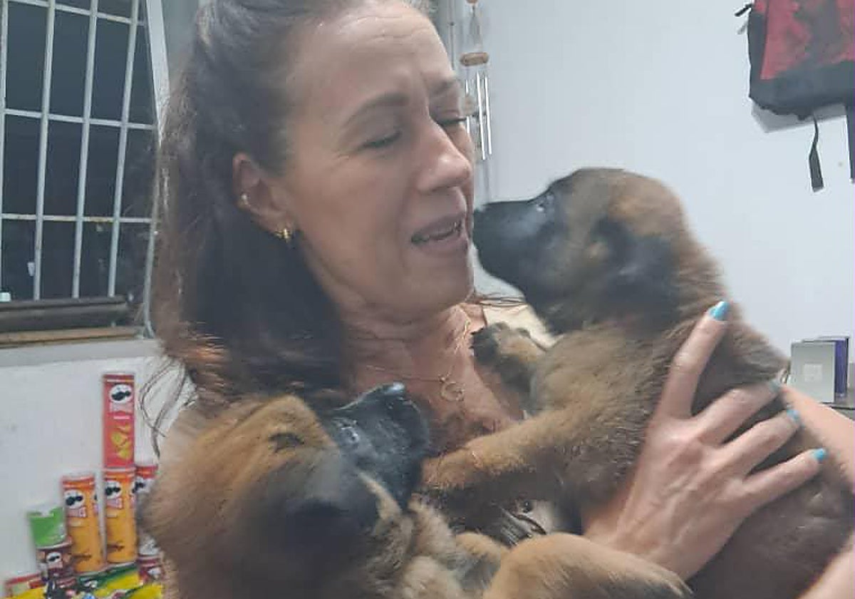 Izkandé Martins abraza a dos de sus mascotas