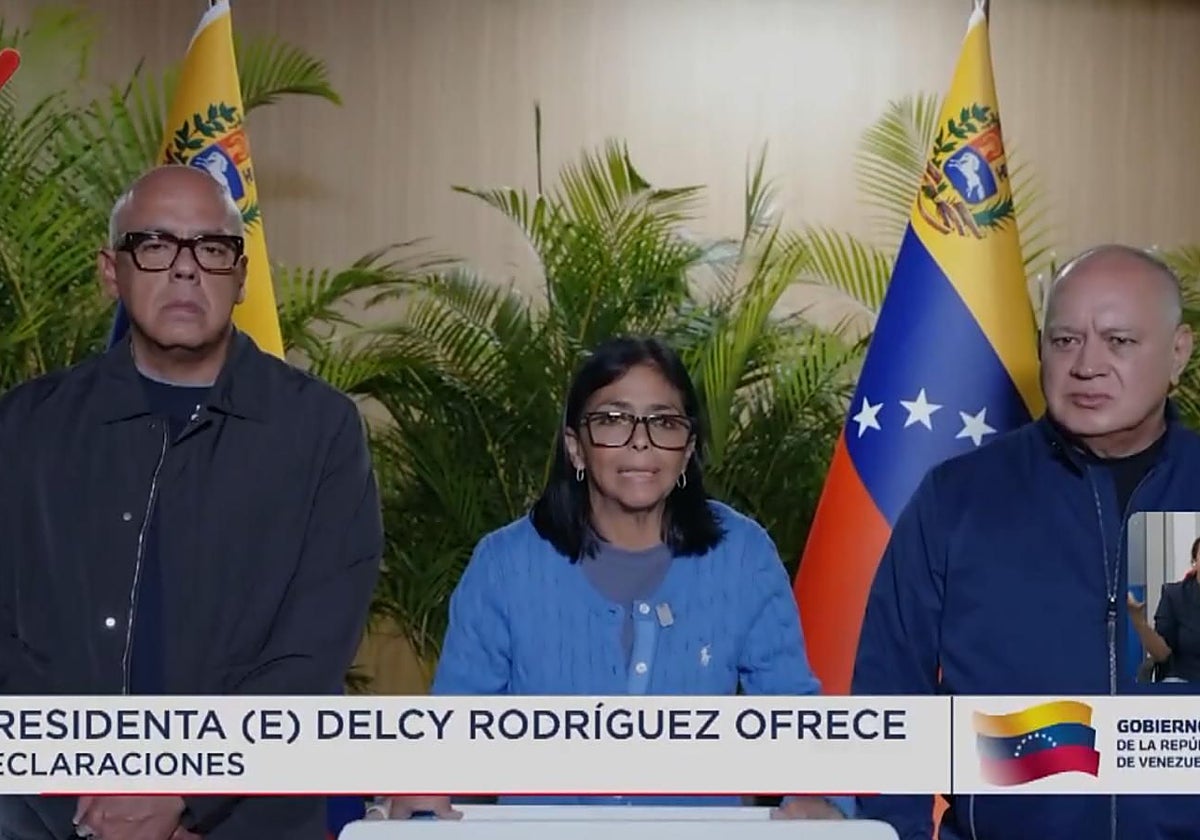 Tras el doble terremoto, Delcy Rodríguez declaró el estado de emergencia junto a su hermano Jorge, presidente del Parlamento (izquierda de la imagen), y Diosdado Cabello, ministro del interior.