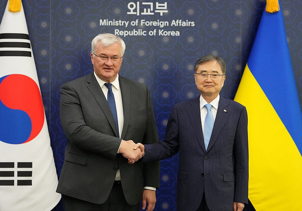 El ministro de Exteriores ucraniano, Andrii Sybiha, y el ministro de Exteriores surcoreano, Cho Hyun.