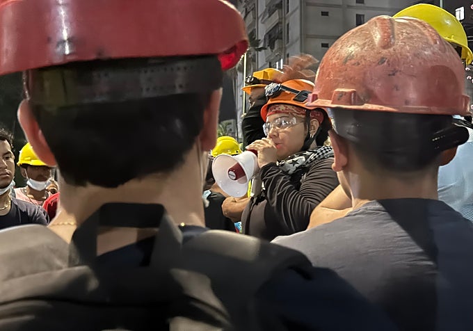 Una mujer da instrucciones al grupo de voluntarios que colabora en las labores de rescate