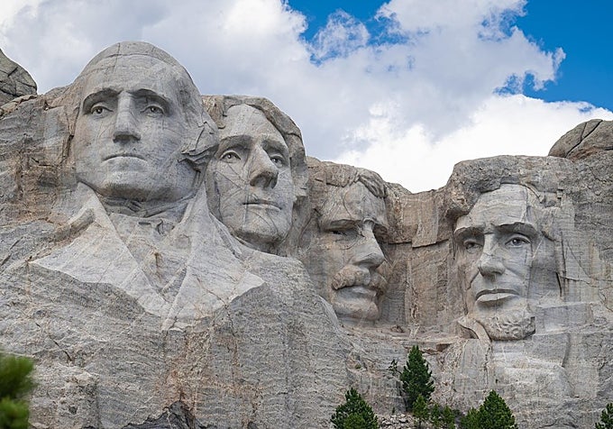 En el Monte Rushmore se han esculpido (de izquierda a derecha de la imagen) los rostros de los presidentes George Washington, Thomas Jefferson, Theodore Roosevelt y Abraham Lincoln.