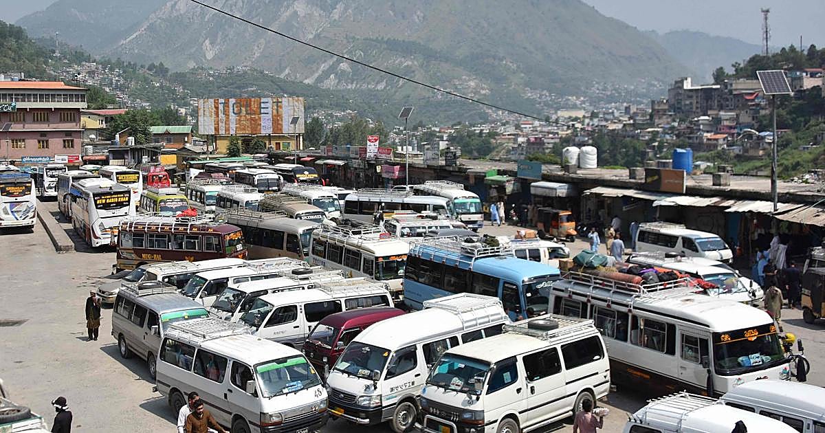 Pakistan'da otobüs uçuruma yuvarlandı: En az 40 ölü