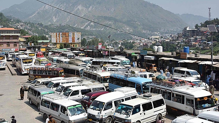 Al menos 40 muertos tras precipitarse un autobús por un barranco en Pakistán