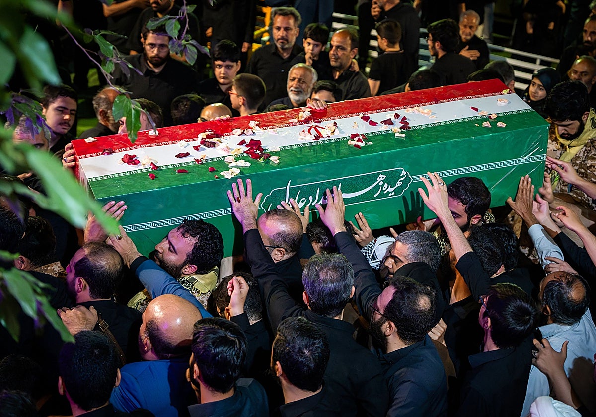 El régimen iraní celebra su supervivencia en el funeral de su líder supremo, Alí Jamenei