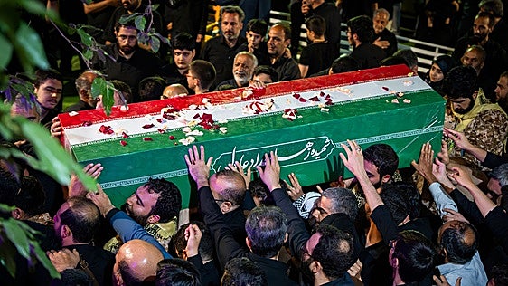 El régimen iraní celebra su supervivencia en el funeral de su líder supremo, Alí Jamenei