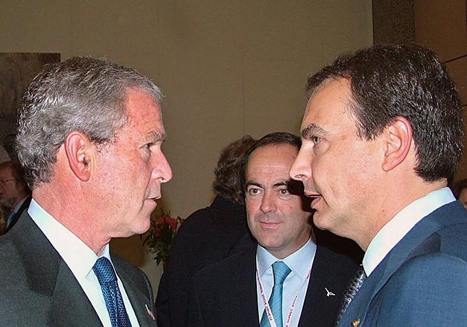 El presidente George W. Bush con Rodríguez Zapatero y José Bono (al fondo),durante una reunión de la OTAN en Estambul en junio de 2004