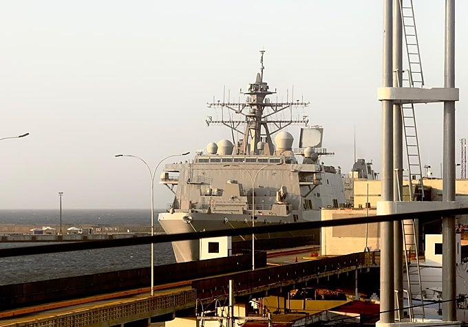 El USS Fort Lauderdale, un buque anfibio de desembarco, está fondeado en La Guaira como centro de mando.