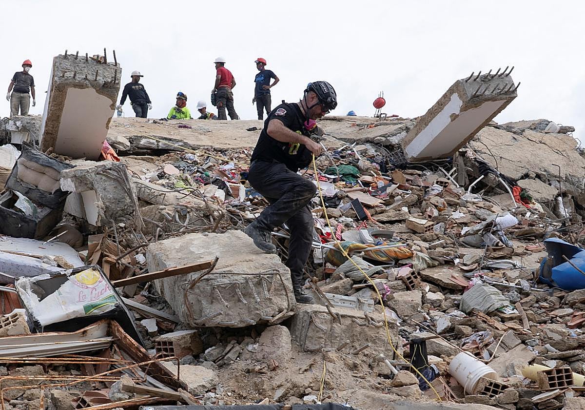 Equipos de rescate trabajan en el lugar de un edificio derrumbado, tras los terremotos del 24 de junio, en La Guaira.