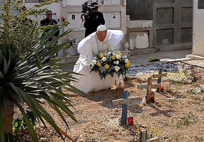 El Pontífice ha rezado ante la tumba de Yusuf, quien pereció con solo seis meses en un naufragio en 2020.