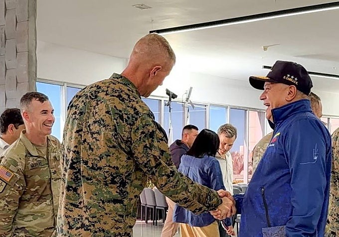 El general Donovan saluda a Diosdado Cabello.