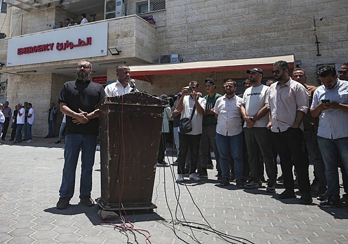 Ismail al Thawabta, jefe de la oficina de prensa de Hamás, ofrece una rueda de prensa en el Hospital Al Aqsa en Deir al Balah.