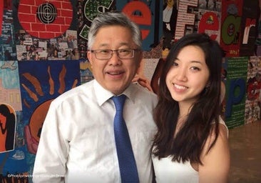 El Pastor Ezra Jin, junto a su hija, Grace Jin Drexel.