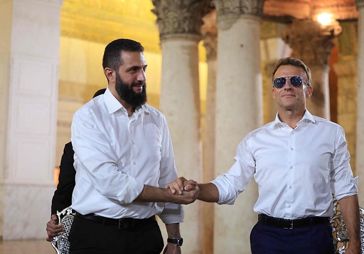 La visita de Macron a Damasco es una nueva muestra del apoyo occidental al líder sirio y antiguo yihadista Al Sharaa.