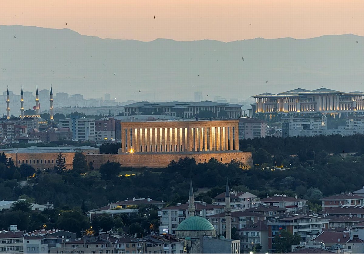 El mausoleo de Ataturk (en el centro) se ha quedado pequeño en comparación con el palacio presidencial de Erdogan, donde se celebra la cumbre de la OTAN.