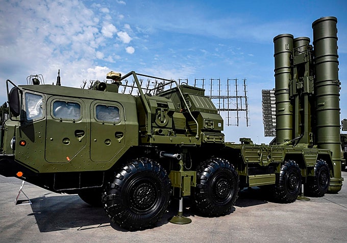 Sistema de lanzamiento de misiles antiaéreos S-400 ruso.