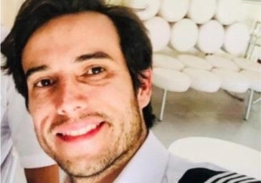 Un piloto salta al vacío en pleno vuelo y deja a una aprendiz sola para aterrizar