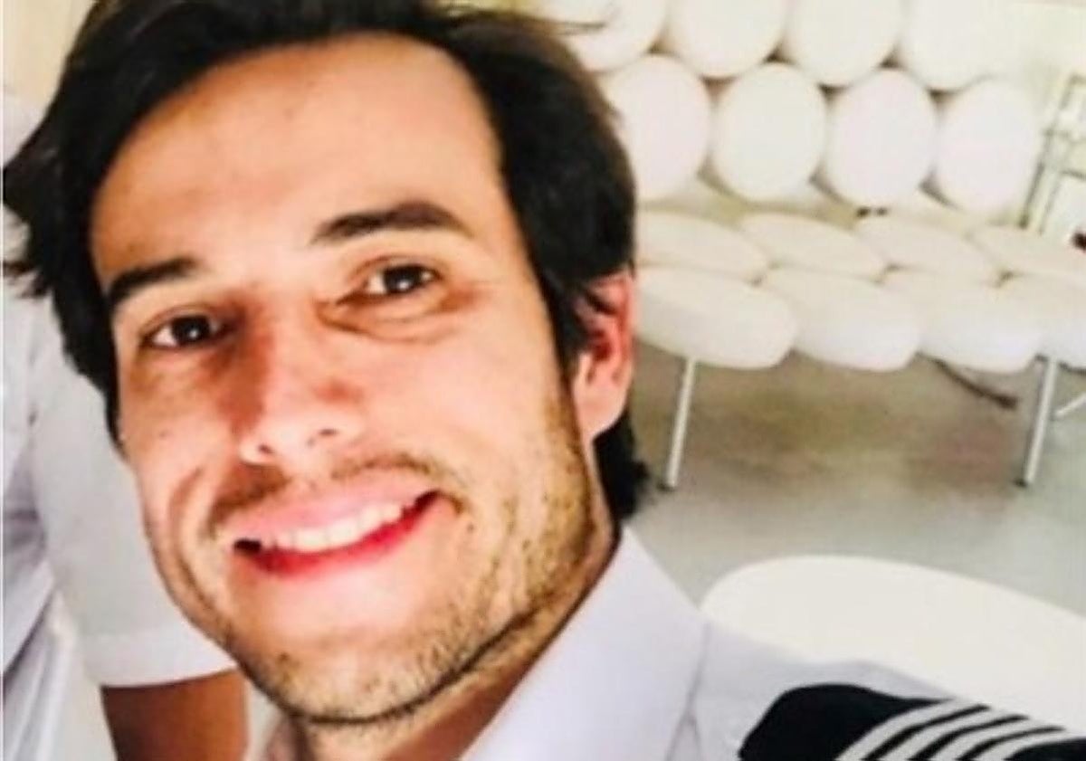 Un piloto salta al vacío en pleno vuelo y deja a una aprendiz sola para aterrizar
