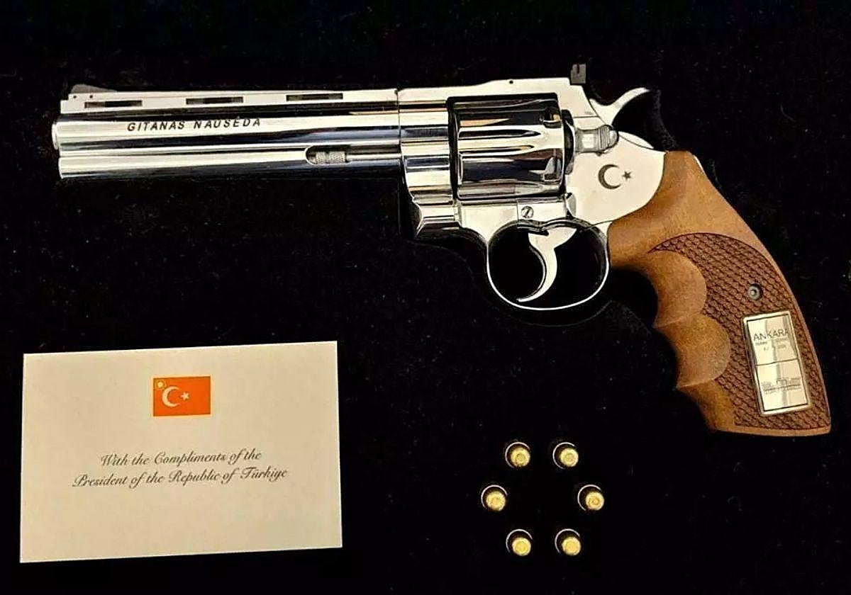 Un revólver y seis balas: el inesperado regalo de Erdogan a los líderes europeos en la OTAN