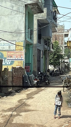 Imagen secundaria 2 - Un puesto de especias en un mercadillo de Ahmedabad (Guyarat), en la primera foto. En la segunda imagen, una fachada en el barrio musulmán de la vieja Delhi. Una niña pasea en una calle perpendicular a una de las arterias principales de Nueva Delhi.