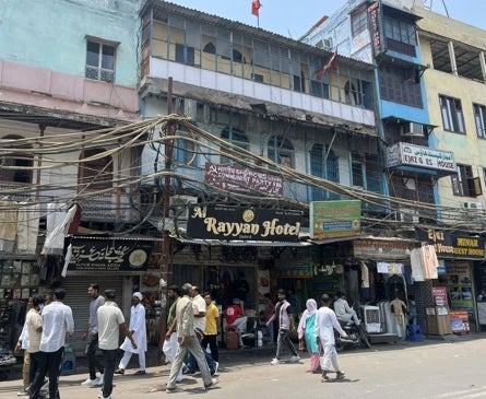 Imagen secundaria 1 - Un puesto de especias en un mercadillo de Ahmedabad (Guyarat), en la primera foto. En la segunda imagen, una fachada en el barrio musulmán de la vieja Delhi. Una niña pasea en una calle perpendicular a una de las arterias principales de Nueva Delhi.