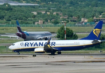 Un pasajero de un vuelo de Ryanair queda medio succionado al desprenderse una ventanilla