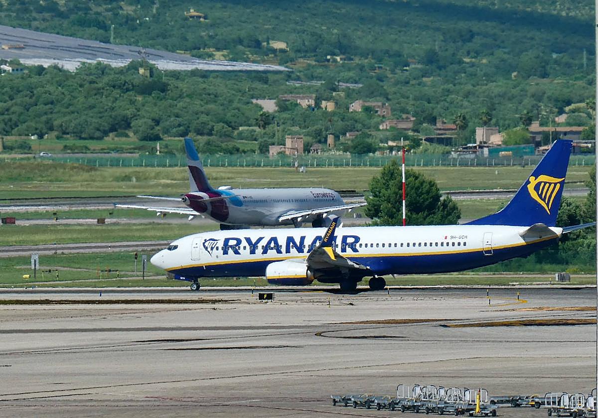 Un pasajero de un vuelo de Ryanair queda medio succionado al desprenderse una ventanilla
