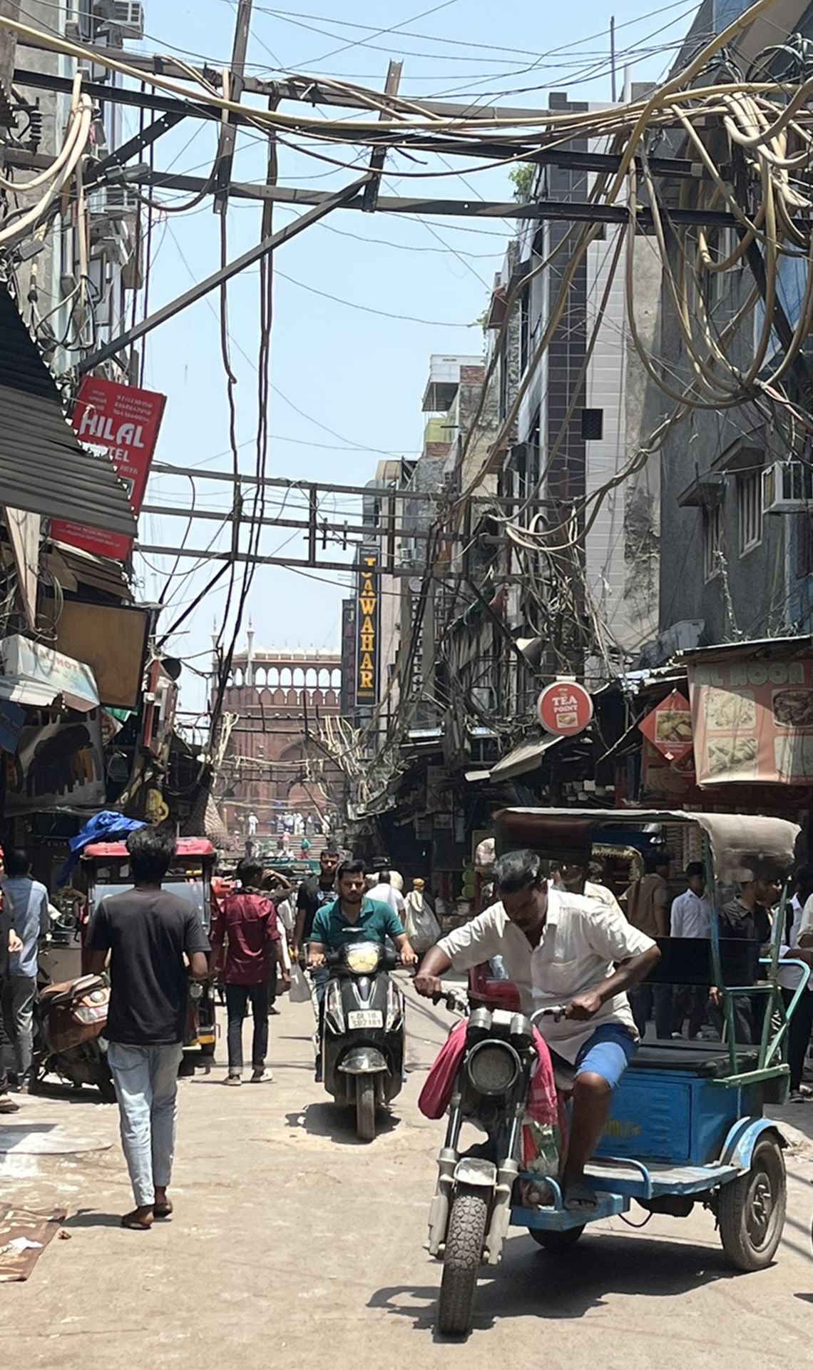 Una calle en el barrio musulmán de la vieja Delhi, con la mezquita Jama Masjid de fondo.