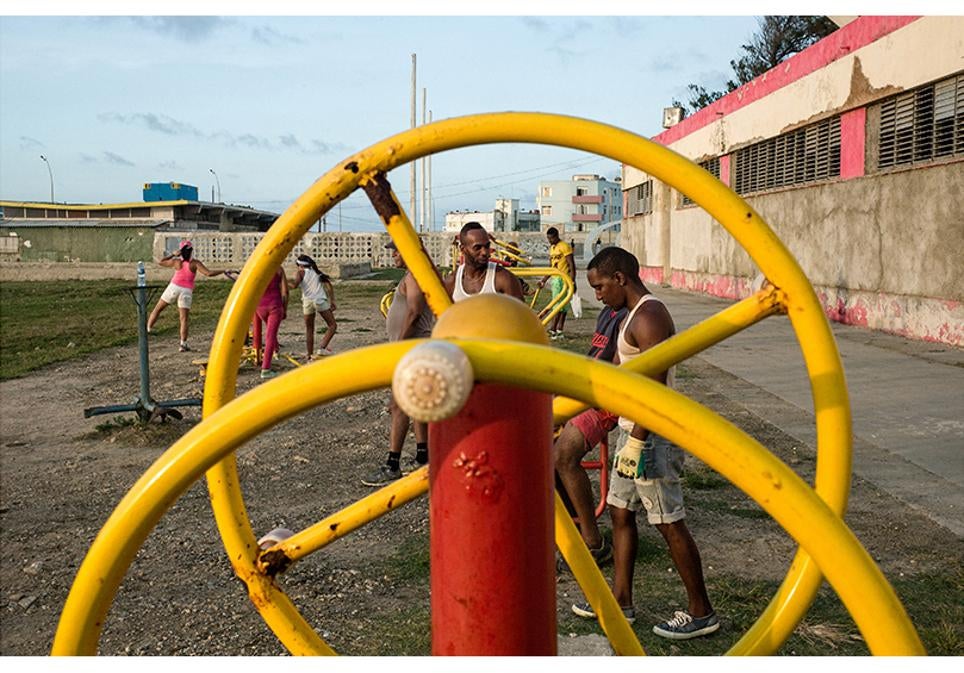 Locales se entretienen en un polideportivo de La Habana.
