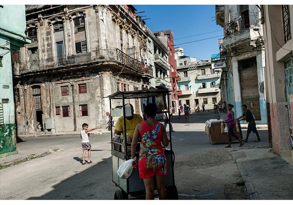Locales en las calles de Centro Habana.