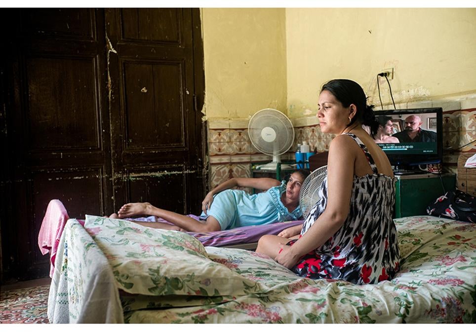Un grupo de mujeres embarazadas en el interior de la maternidad de Trinidad.