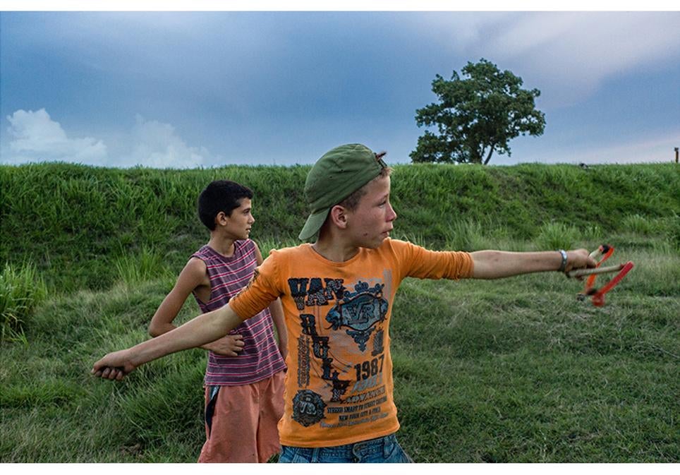 Niños juegan con un tirachinas en la zona rural del departamento de las Tunas.