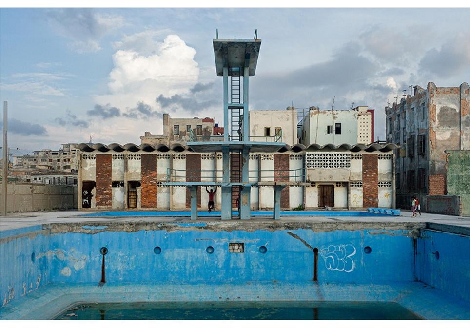 Gente haciendo deporte en el recinto de piscinas de La Habana Vieja.