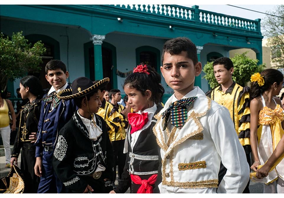 Un grupo de adolescentes baila una danza regional durante la marcha contra la homofobia en las Tunas.