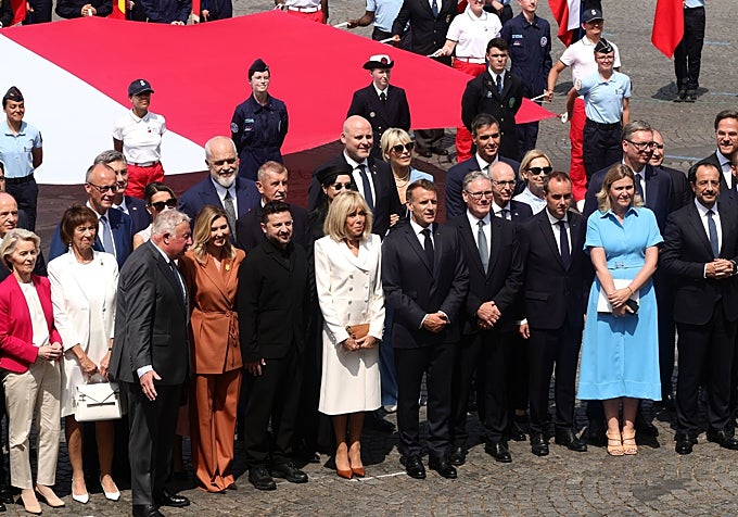 Diferentes autoridades acompañan a Macron en el desfile del 14 de julio.